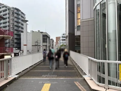 カーニバルへの道順 3／9：突き当り右手の通路を進みます。
