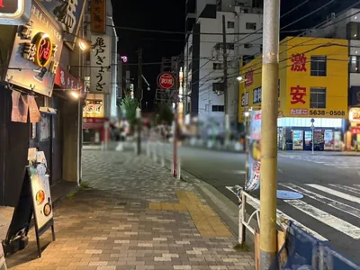 レブルへの道順 7／8：十字路を越えて直進を続けます。