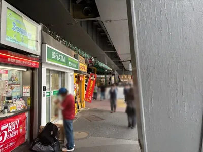 クラブクラブへの道順 2／7：駅を背にして左に進みます。