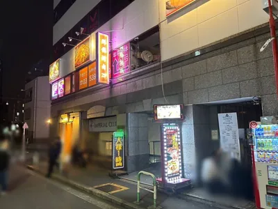 ノックスへの道順 8／8：十字路を出る手前の右手に池袋ノックスの入る「ダイイチツムラビル」があります。