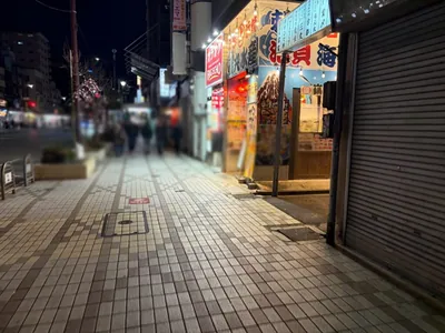 ビーチへの道順 5／8：右手二つ目の路地を右折します。