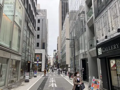由美 (ユミ)への道順 3／4：直進をすると十字路に出るので渡ってそのまま直進します。