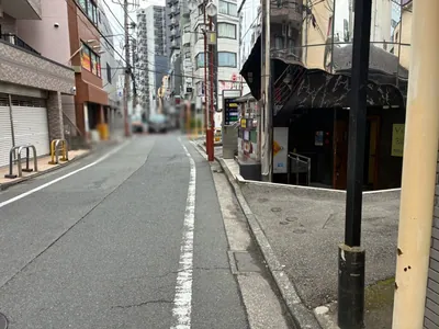 U2 （ユーツー）への道順 13／14：一つ目の右手路地を越えます。