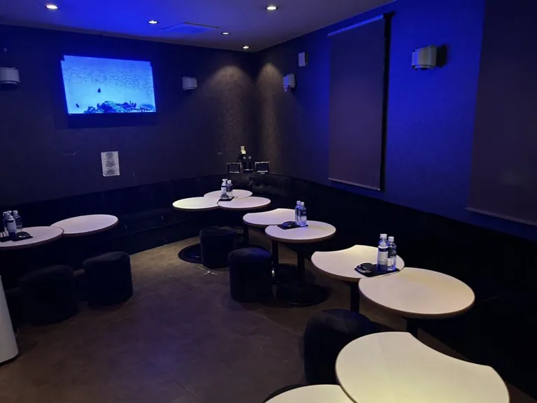 クリスタルキングの店内