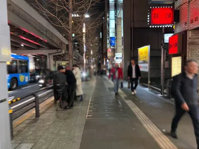 ミュゼルヴァへの道順 3／6：一つ目の右手路地を越えて直進を続けます。