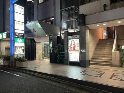 ミントへの道順 11／11：10メートル程度歩くと右手に関内ミントの入るビルがあります。