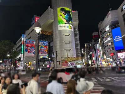 ロイヤルラウンジへの道順 4／9：右手一つ目の横断歩道を109方向に渡ります。