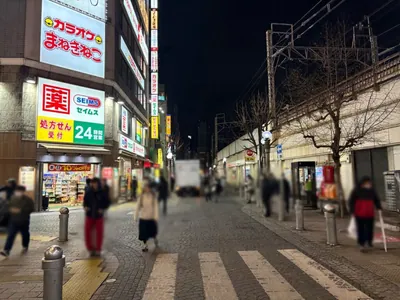 プレグナントへの道順 7／15：左手路地を越えて直進します。