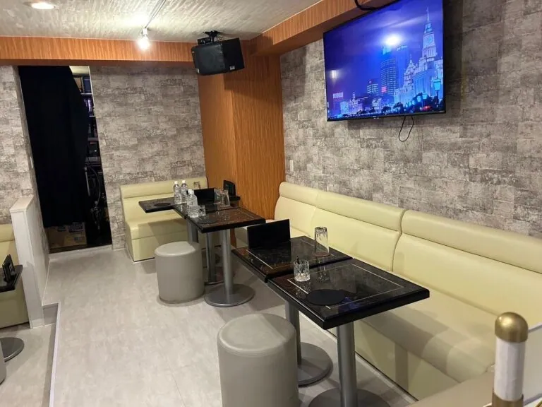 暁 （アカツキ）の店内