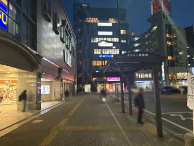 プランビーへの道順 2／5：駅を背にして左手に進みます。