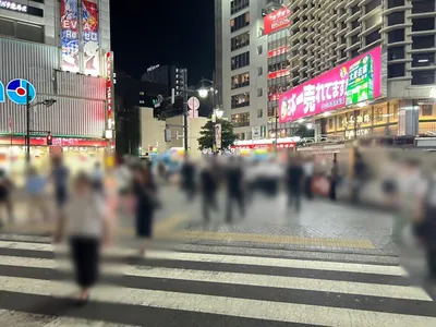 美少女アカデミア （ビショウジョアカデミア）への道順 2／6：駅を背にして目の前の横断歩道を渡ります。