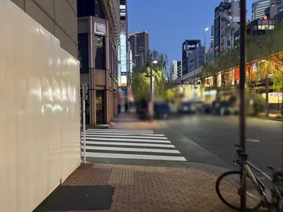 サロンへの道順 6／11：左手の一つ目の路地を越えます。