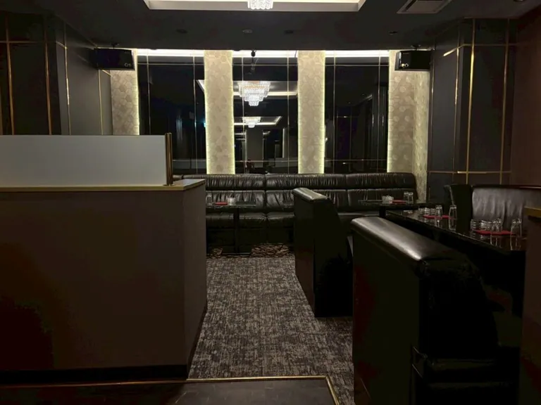 M （エム）の店内