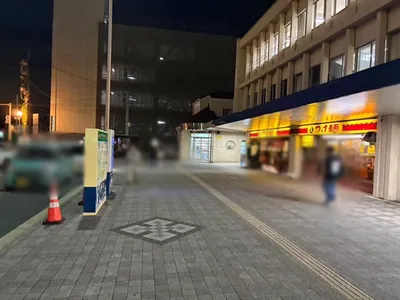 木更津　プレミアへの道順 2／10：駅を背中にして右へ進みます。