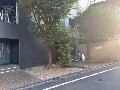 エル （L）への道順 14／14：左折後すぐ左手に西麻布エルの入る「ミストラルポイントビル」があります。