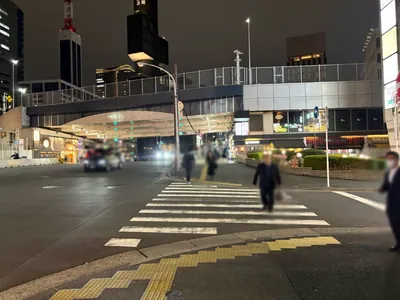フクへの道順 3／10：一つ目の横断歩道を渡ります。