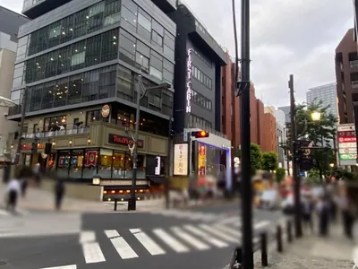 イチゴへの道順 2／5：駅を背中にして右へ歩きます。