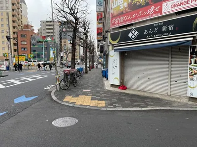 レガリスへの道順 9／10：路地を越えてさらに直進します。