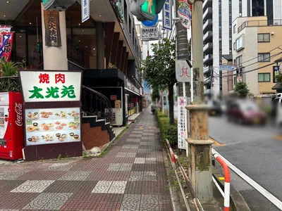 蕨　タントラへの道順 4／5：渡った後すぐ右折します。
