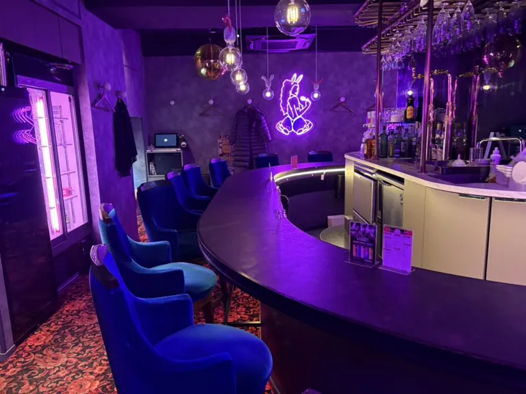 B4 （ビーフォー）の店内