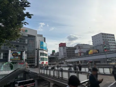 エースへの道順 2／11：駅を背中にして右前のコンコースを直進します。