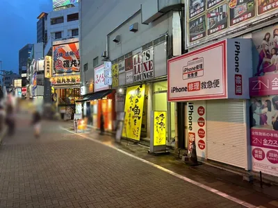 ルーズリュクスラウンジ （Lu’s luxe lounge）への道順 3／3：少し進むと右手に神田ルーズリュクスラウンジの入る「ソーシアルビル」があります。