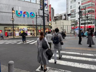 ニューソウルへの道順 2／5：駅を背にして目の前の横断歩道を渡ります。