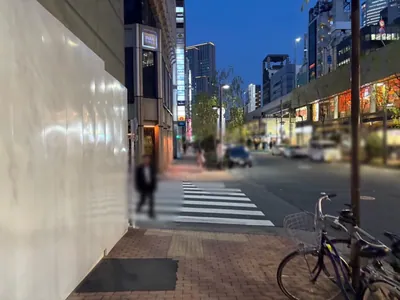 オネスティへの道順 6／11：左手一つ目路地を超えて直進します。