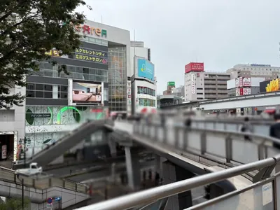 マンダリンクラブ昼への道順 2／10：駅を背中にして右前のコンコースを直進します。