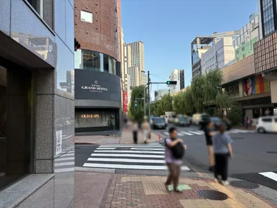 むげんへの道順 7／10：「難波橋」の交差点も横断歩道を渡り直進します。
