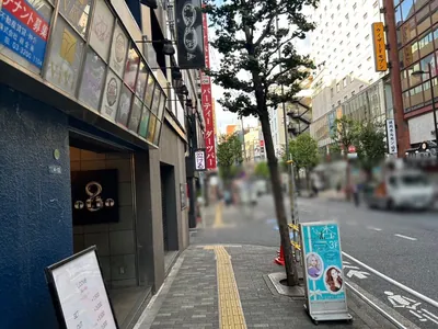 杏への道順 10／10：区役所を超えてすぐ左手に歌舞伎町杏の入るビルがあります。