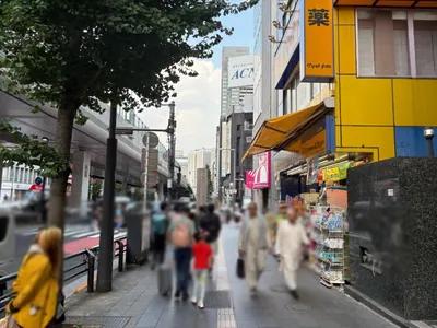 パルファンラウンジへの道順 2／7：駅を背にして右手に進みます。