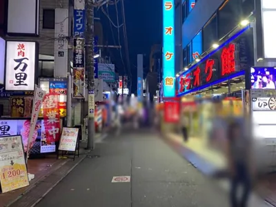 ドラゴンクラブへの道順 5／6：直進をすると右手にカラオケ館が出てくるので更に直進します。