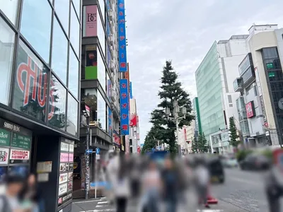 華灯 （ハナビ）への道順 7／11：左手の二つ目の路地も越えて直進を続けます。