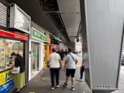 フローラへの道順 2／6：駅を背にして左に進みます。