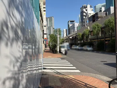 レイへの道順 5／10：一つ目の左手路地を越えて直進します。
