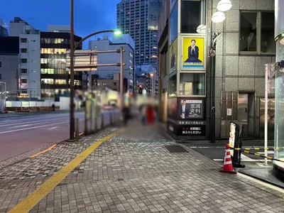 ユラリへの道順 4／7：右手二つ目の路地も超えて直進します。
