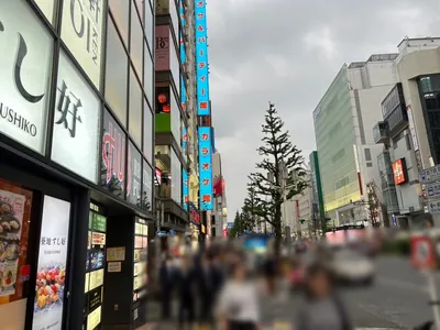 ニューアゲインへの道順 7／14：左手二つ目の路地も超えて直進します。
