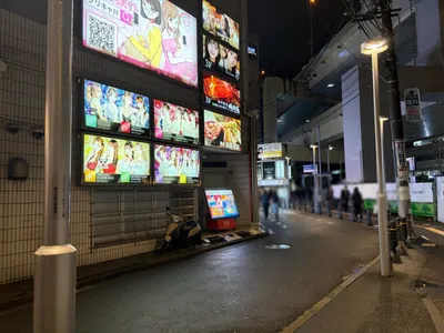 シーサイドへの道順 2／3：正面の路地を直進します。