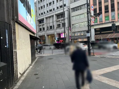 JG （Girl’s Lounge Cafe&Bar ジェージー）への道順 3／6：正面に横断歩道が出てきたら、渡らずに左折します。