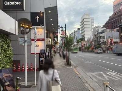 クラブジーへの道順 5／7：左手一つ目の路地を越えて直進します。