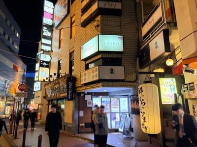 ピクシーへの道順 7／7：一つ目の右手路地の手前角に横浜ピクシーの入る「小安ビル」があります。