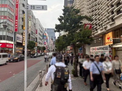 B4 （ビーフォー）への道順 2／5：正面の横断歩道を渡り道路を左手に直進します。