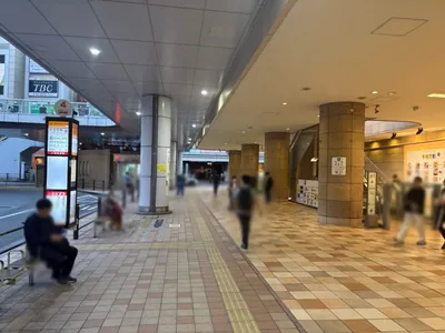 北千住　ドンフィンへの道順 2／8：駅を背にして右手に進みます。