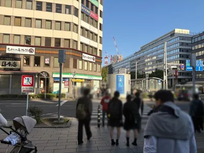 ネバーランドへの道順 4／10：一つ目の交差点を渡ります。