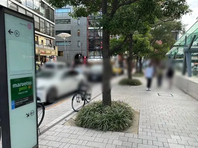 ニューペリエへの道順 2／6：駅を右手に直進します。