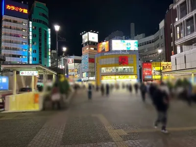 ロックへの道順 2／7：駅を背中にして右へ進みます。