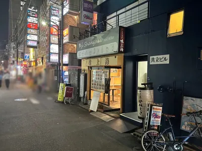 じゅんじゅんへの道順 6／6：少し進むと、右手に新橋じゅんじゅんの入るビルがあります。