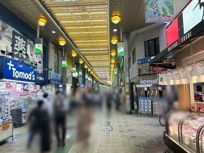 ラグジュアリーへの道順 4／6：右手路地を超えて直進します。