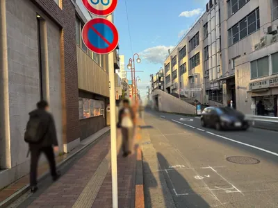 ダイヤモンドへの道順 4／8：線路を右手に直進します。